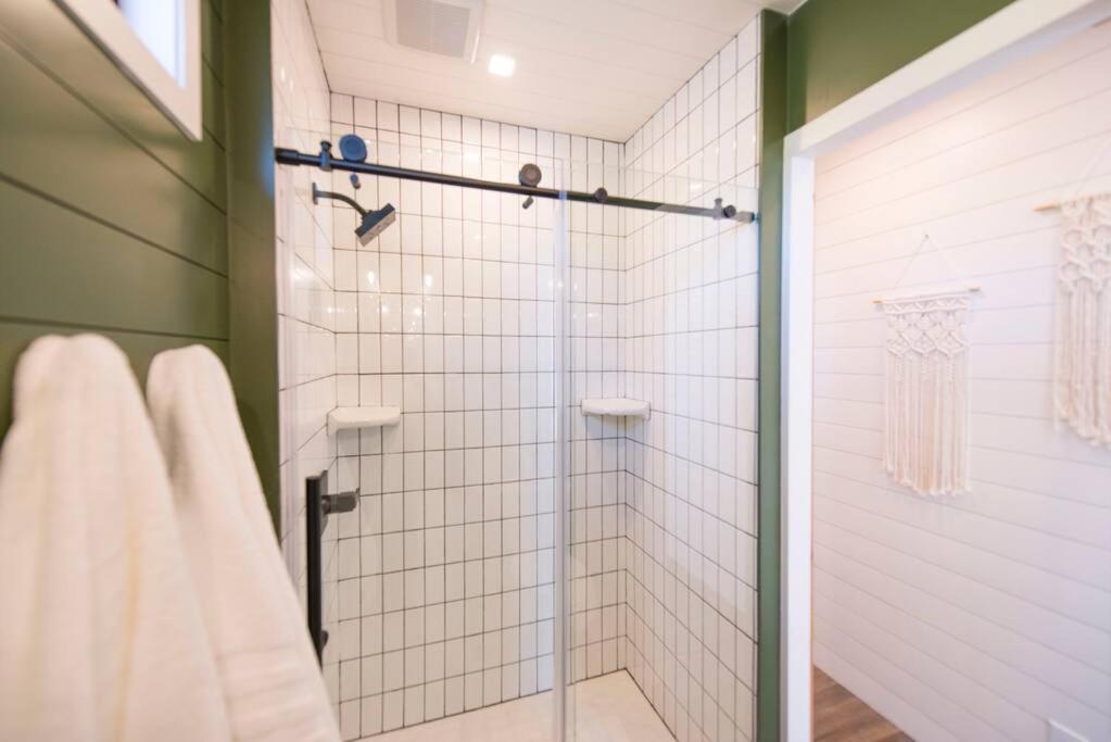Container Home With Rooftop Views And Pickleball-Pecan Grove 벨미어드 외부 사진