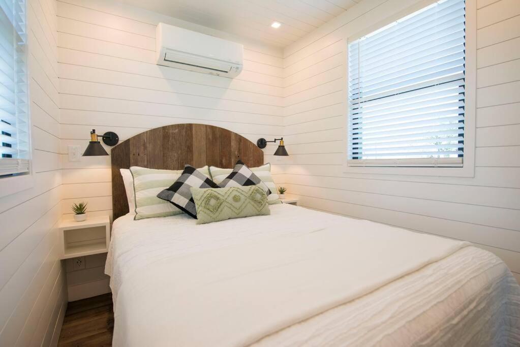 Container Home With Rooftop Views And Pickleball-Pecan Grove 벨미어드 외부 사진