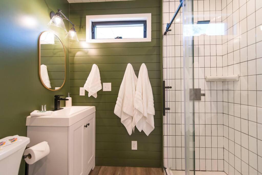 Container Home With Rooftop Views And Pickleball-Pecan Grove 벨미어드 외부 사진