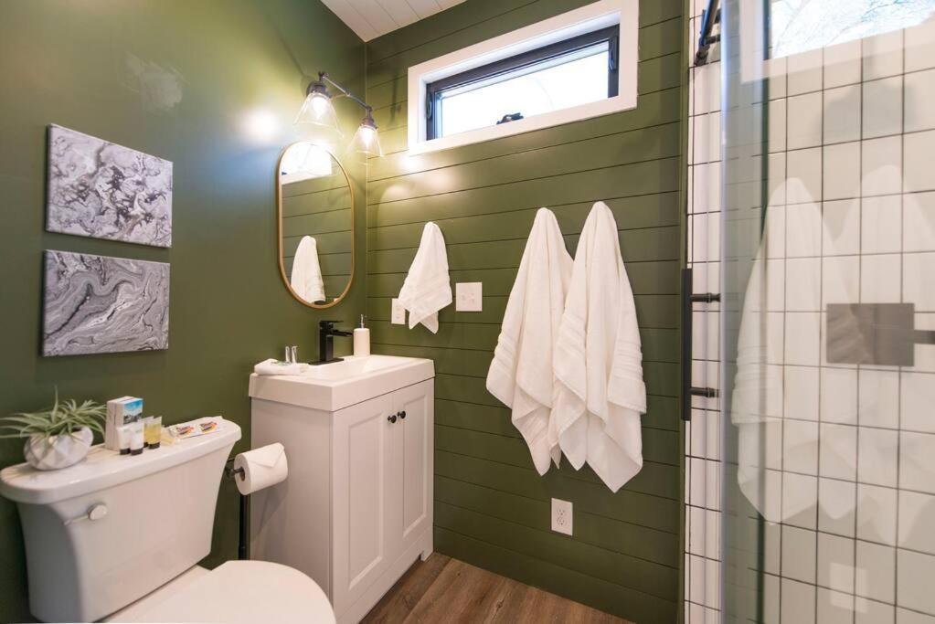 Container Home With Rooftop Views And Pickleball-Pecan Grove 벨미어드 외부 사진