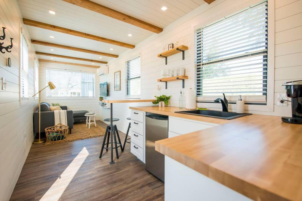 Container Home With Rooftop Views And Pickleball-Pecan Grove 벨미어드 외부 사진
