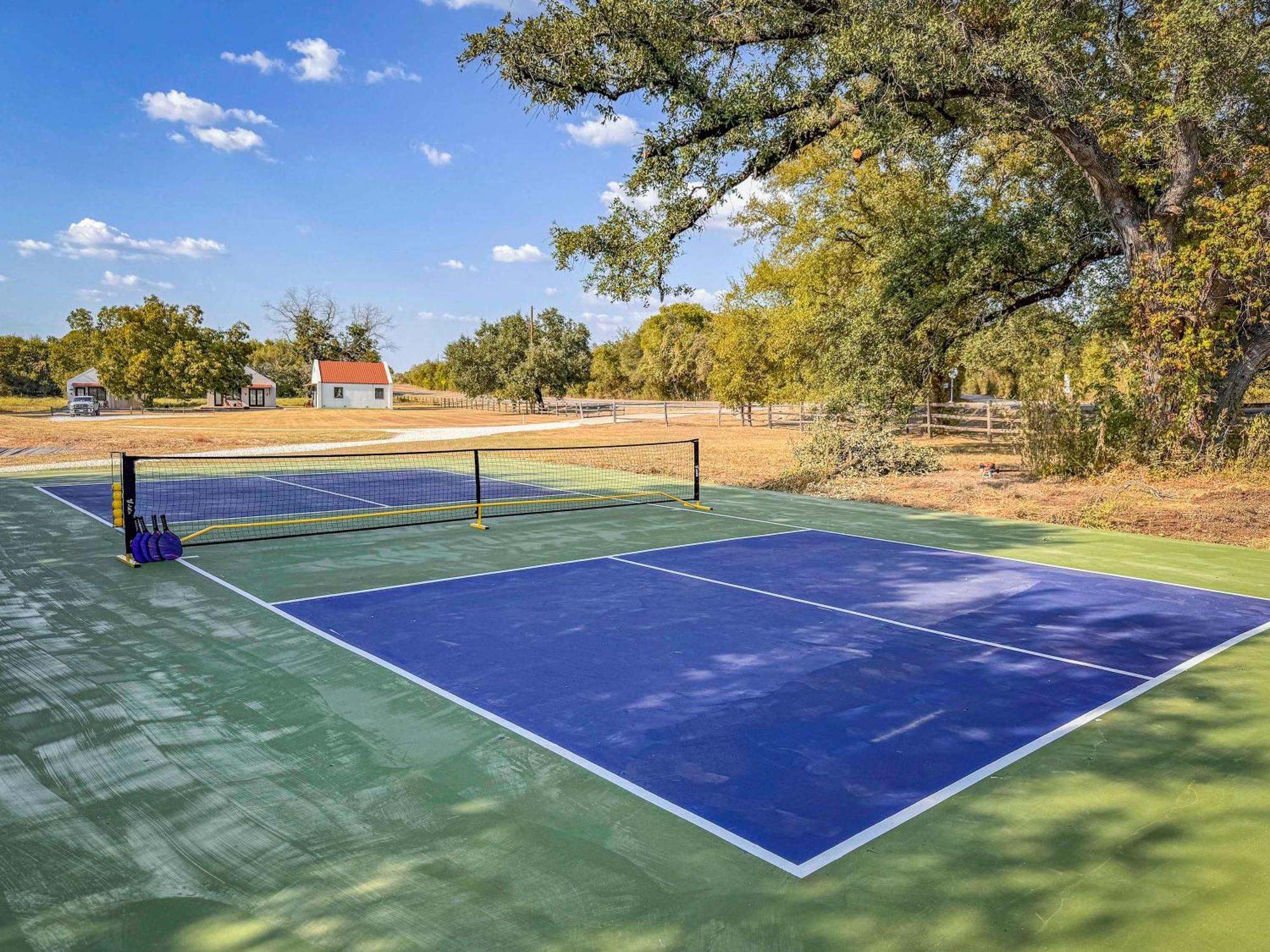 Container Home With Rooftop Views And Pickleball-Pecan Grove 벨미어드 외부 사진