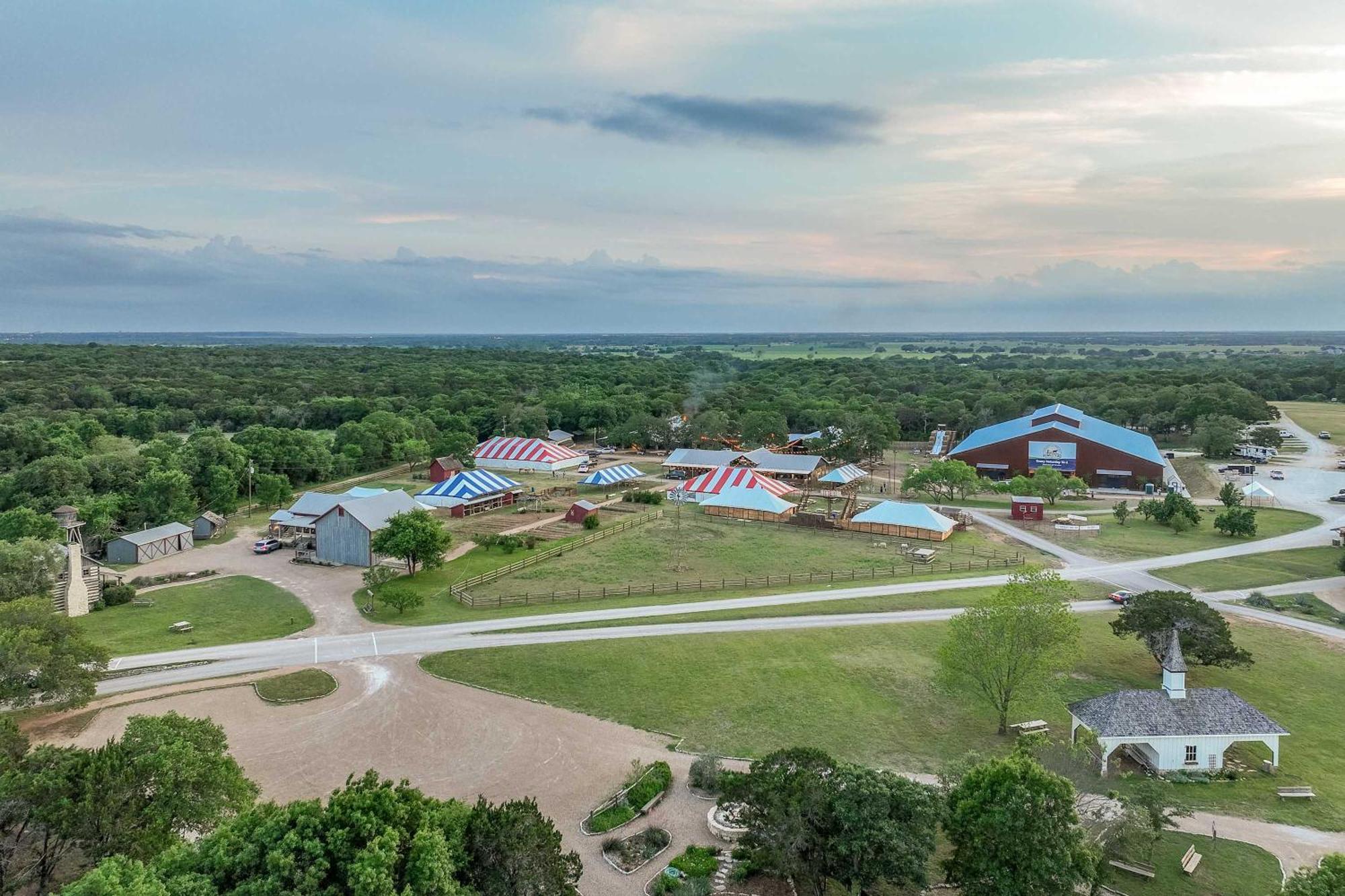 Container Home With Rooftop Views And Pickleball-Pecan Grove 벨미어드 외부 사진