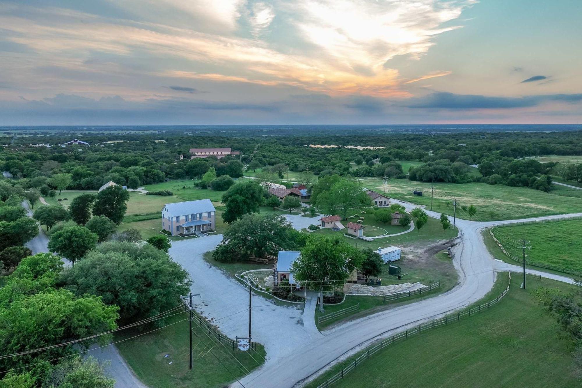 Container Home With Rooftop Views And Pickleball-Pecan Grove 벨미어드 외부 사진