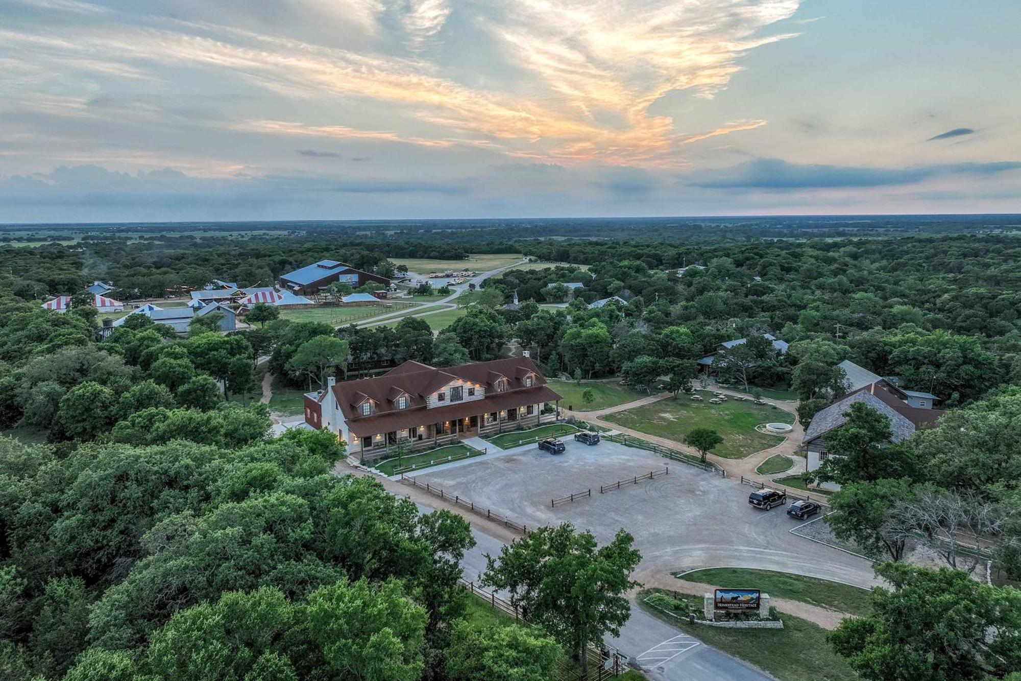 Container Home With Rooftop Views And Pickleball-Pecan Grove 벨미어드 외부 사진