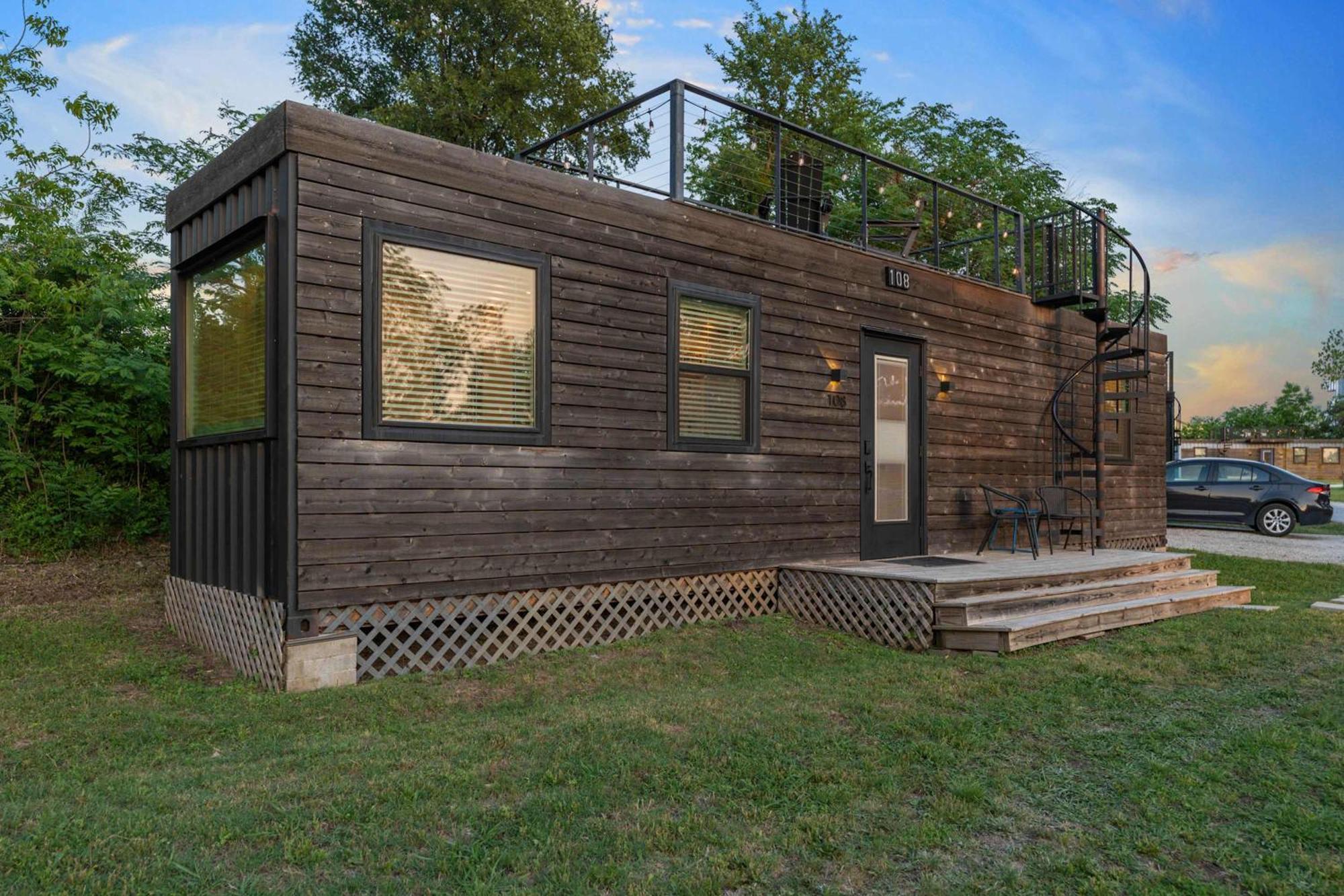 Container Home With Rooftop Views And Pickleball-Pecan Grove 벨미어드 외부 사진