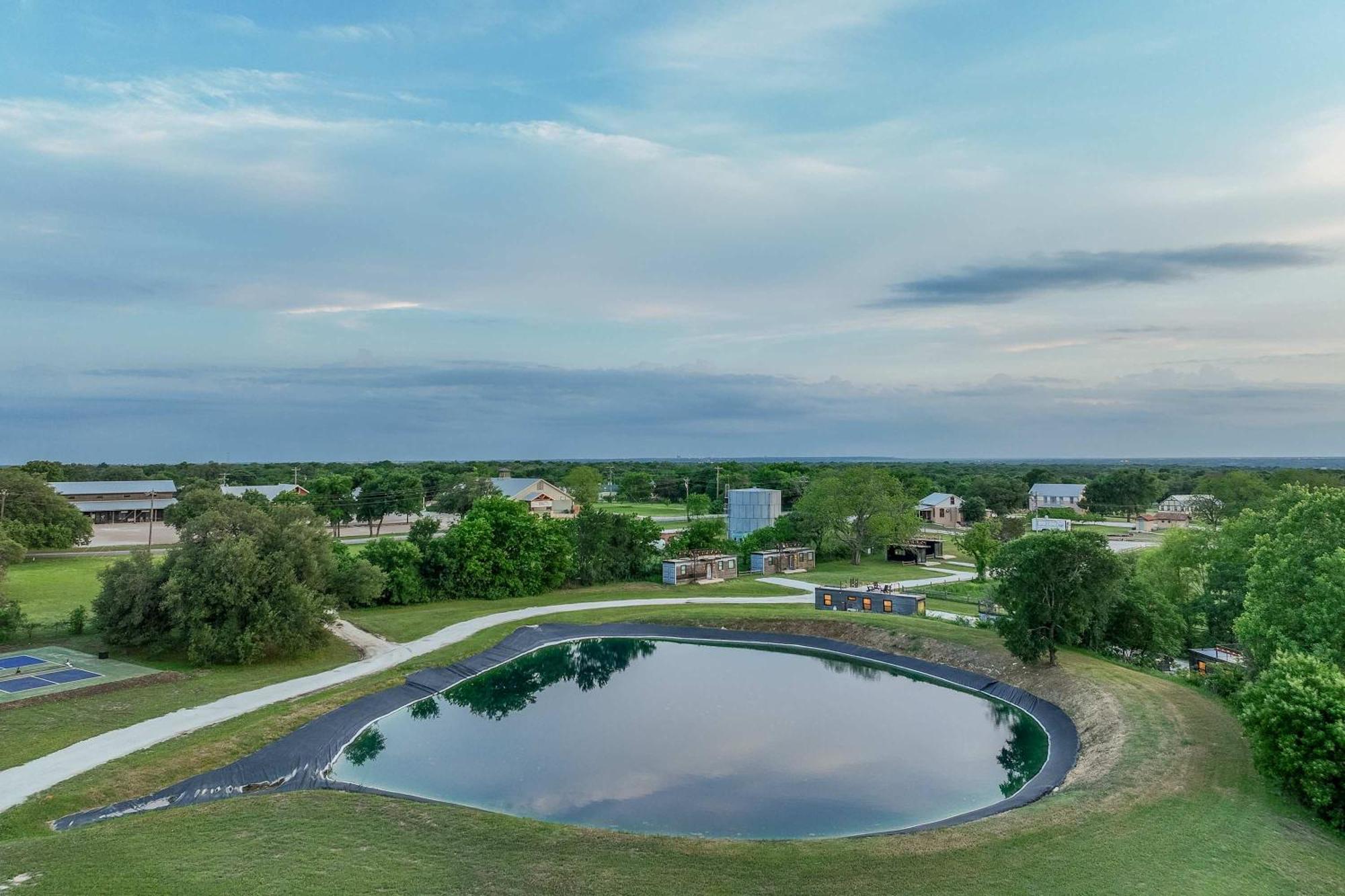 Container Home With Rooftop Views And Pickleball-Pecan Grove 벨미어드 외부 사진