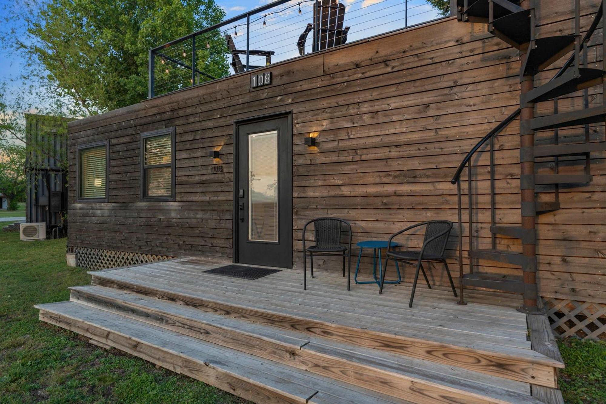 Container Home With Rooftop Views And Pickleball-Pecan Grove 벨미어드 외부 사진