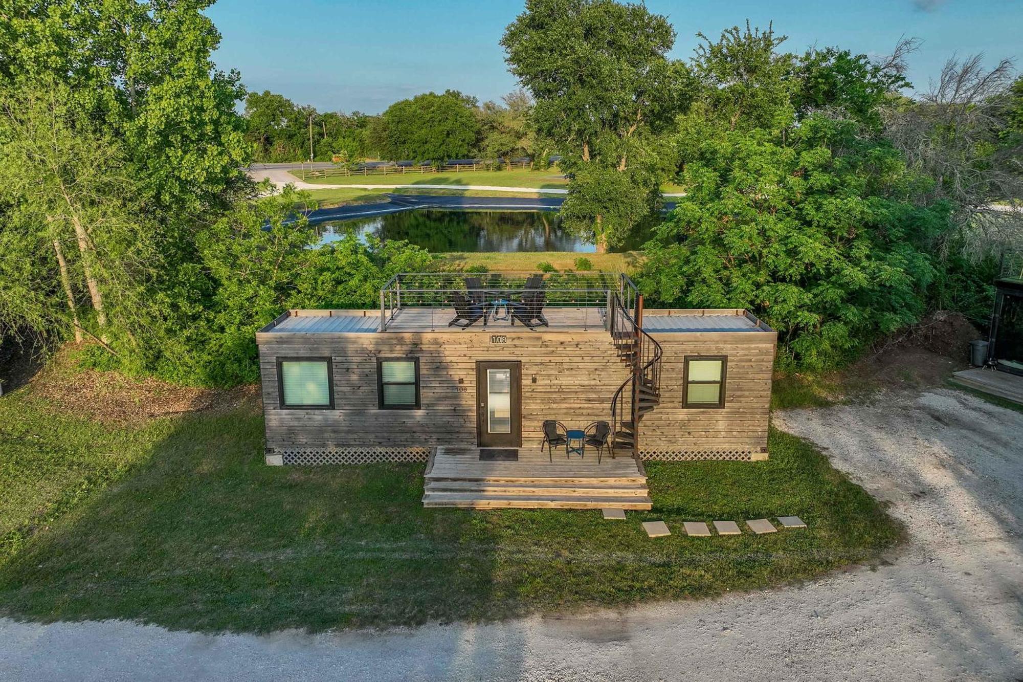 Container Home With Rooftop Views And Pickleball-Pecan Grove 벨미어드 외부 사진