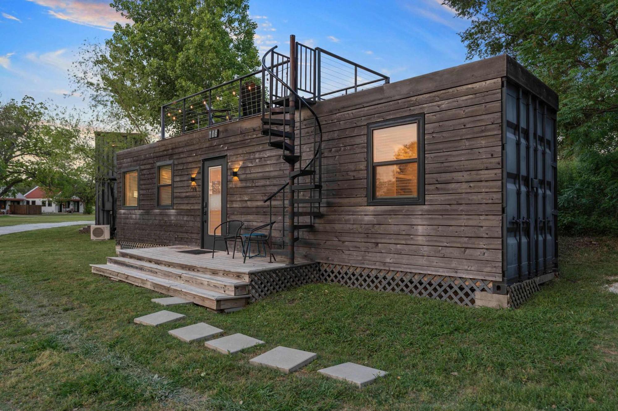 Container Home With Rooftop Views And Pickleball-Pecan Grove 벨미어드 외부 사진